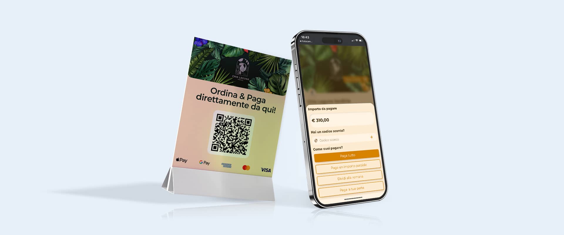 Atril de mesa con código QR para pedidos junto a un smartphone con la carta digital de Qromo