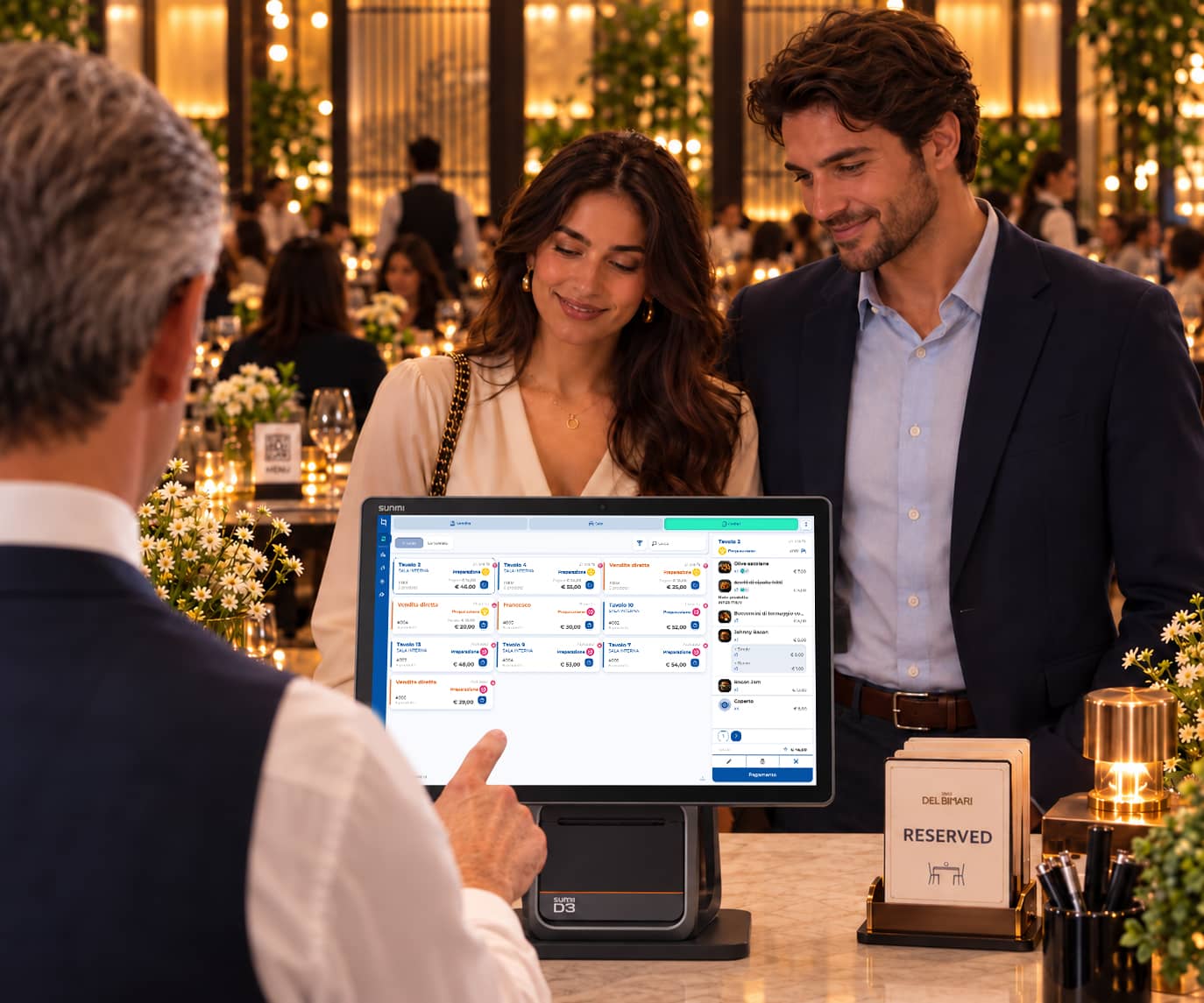 Cliente sentado a la mesa enfocando con el smartphone un código QR para pedir, frente a una mujer sonriente